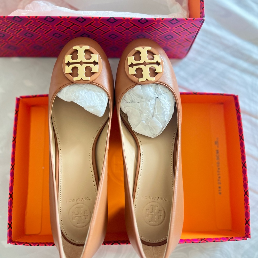 Tory Butch Cap-Toe pump. Very good condition no tear no scratches.